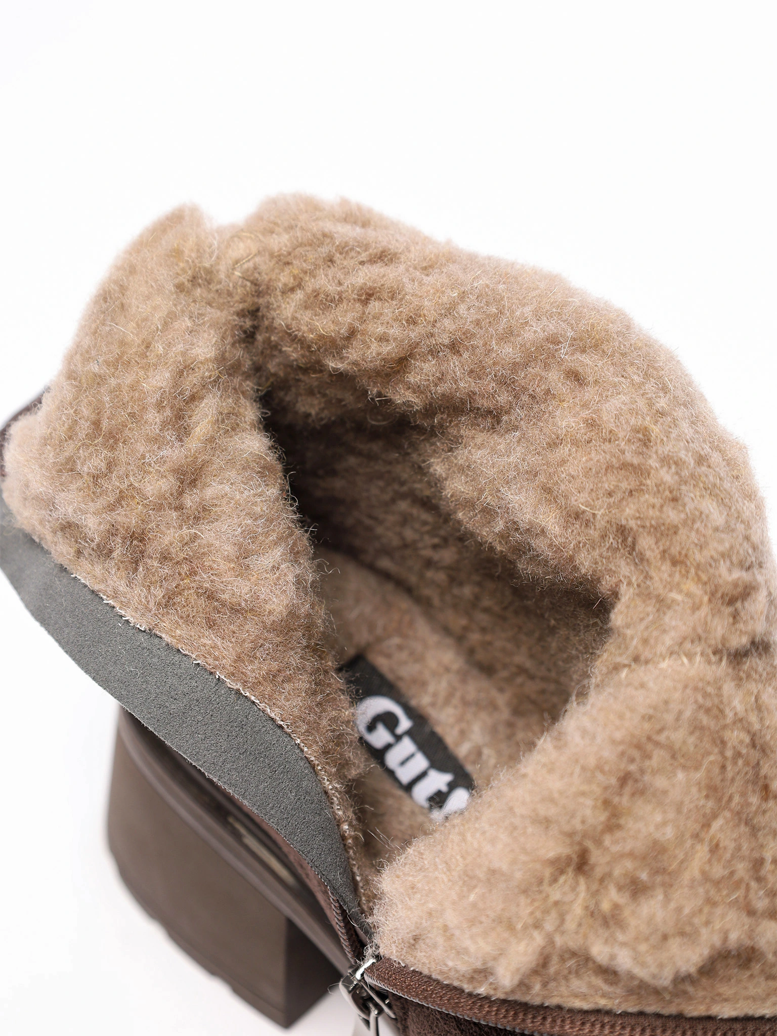 Ботинки темно-коричневого цвета на высоком широком каблуке